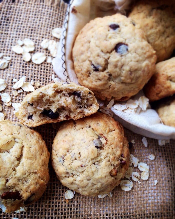 Овсяное печенье с шоколадными каплями и орехами
