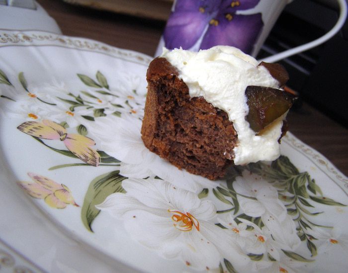 Шоколадное пирожное &amp;quot;Экспромт&amp;quot; со сливочным кремом и сливой