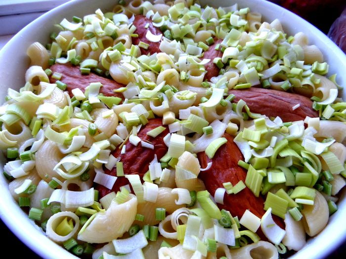 Баварские колбаски с итальянской пастой под сырным штрейзелем