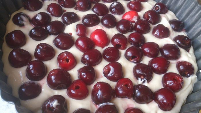 Бисквитные квадратики с черешней