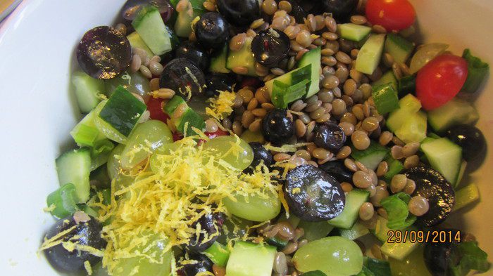 Итальянский салат из чечевицы и винограда