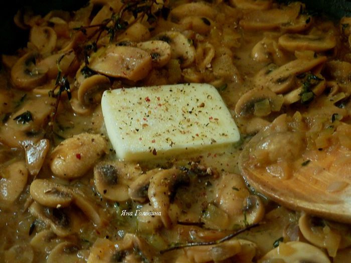 Куриная грудка под грибным соусом