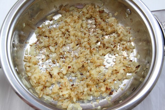 Домашний хлеб с сушеными грибами и жареным луком