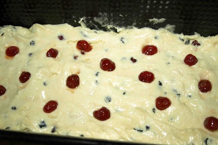 Кекс с вяленой вишней, арахисом и шоколадом