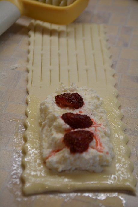 Слойки с творогом и клубникой