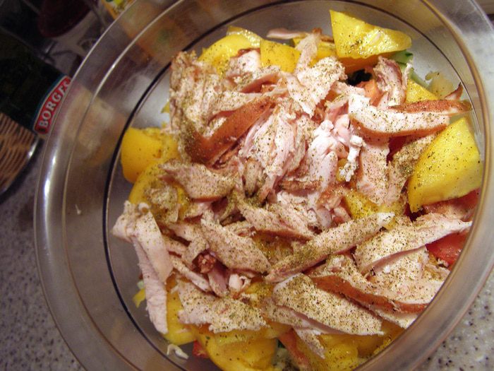 Салат из свежих овощей и копчёной куриной грудки