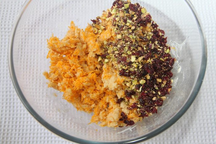 Сырное печенье с клюквой и фисташками