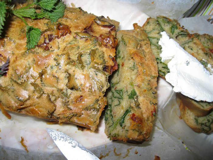 Изображение к рецепту Весенний пирог с крапивой и вялеными томатами