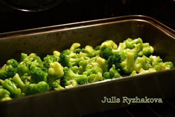 Форель в ореховом соусе с брокколи