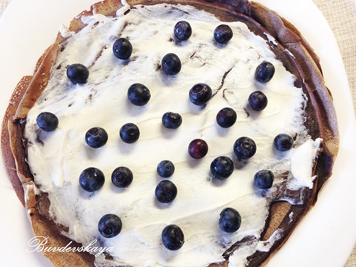 Черемуховые блины с маскарпоне и голубикой