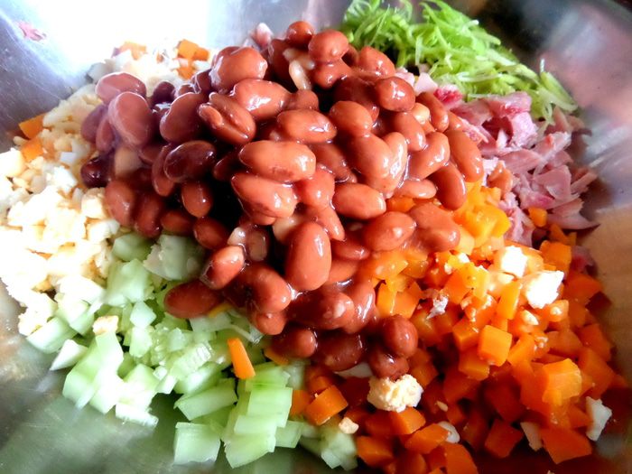 Салат с копченой курицей и фасолью