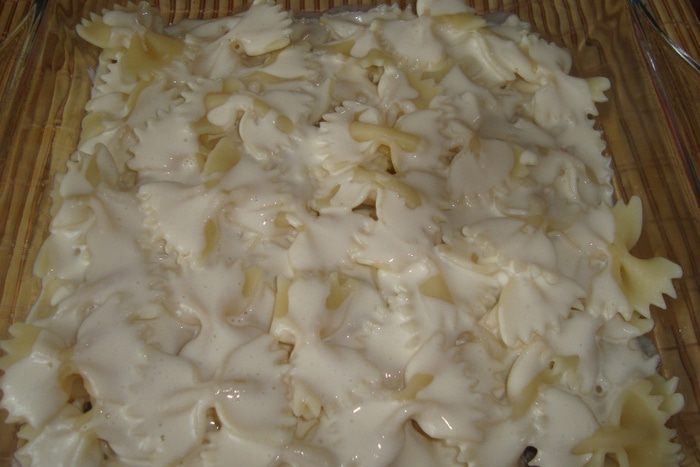 Грибы в сливочном соусе под шубой из фарфалле