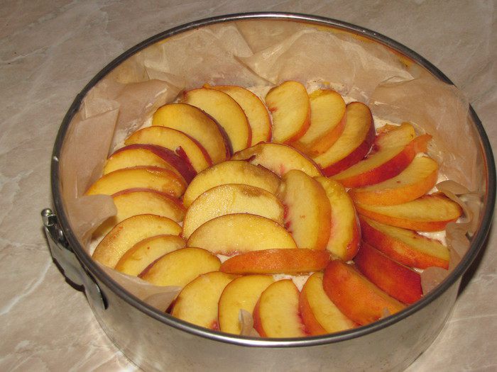 Миндальный пирог с персиками и штрейзелем