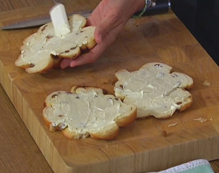 Карамелизированные сливы с йогуртом на бриоши 