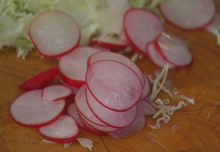 Хрустящий капустный салат с грушей и орехами 