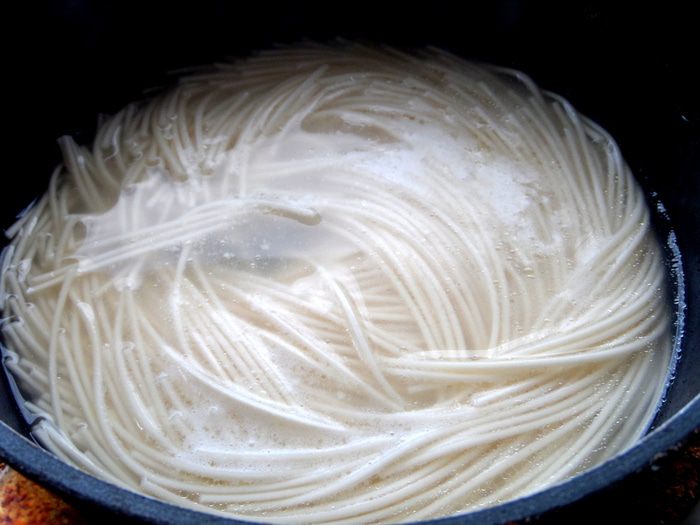 Рисовая вермишель с овощами и курицей