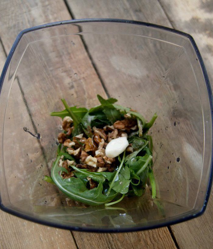 Салат из запеченной свеклы с песто из руколы и грецких орехов