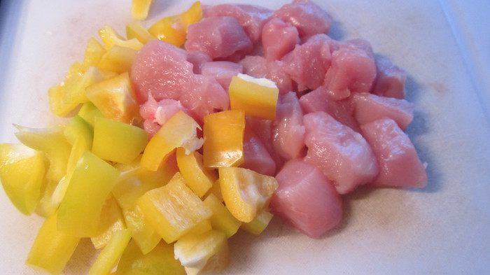 Картофельный салат с курицей, беконом и редисом