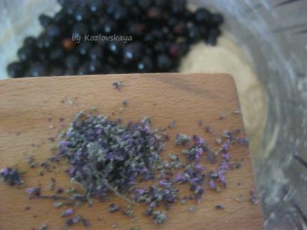 Кекс с черной смородиной и душицей
