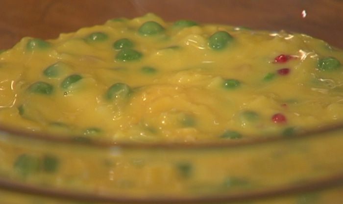 Суфле с горошком, грюйером и розовым перцем