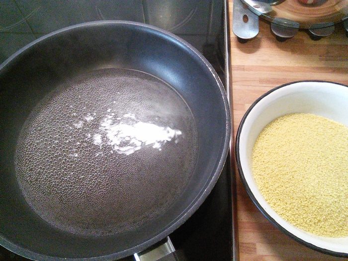 Салат с кус-кусом, помидорами и моцареллой