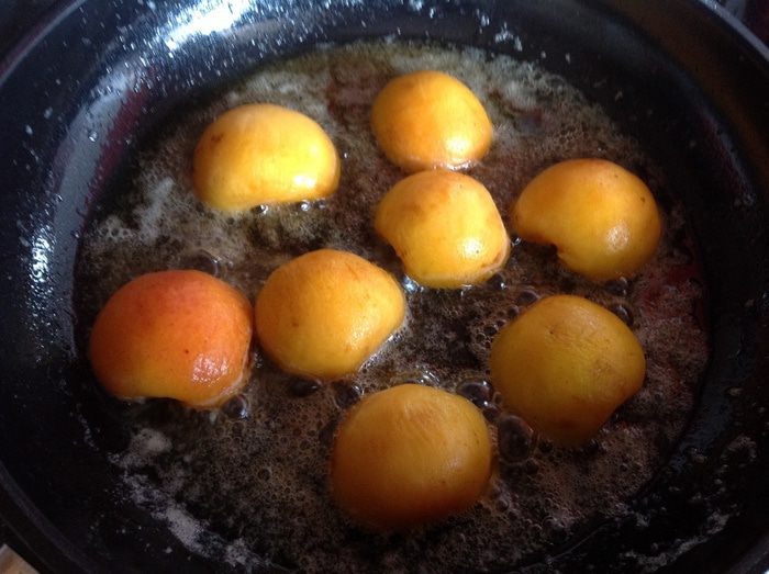 Свинина с соусом из черной смородины