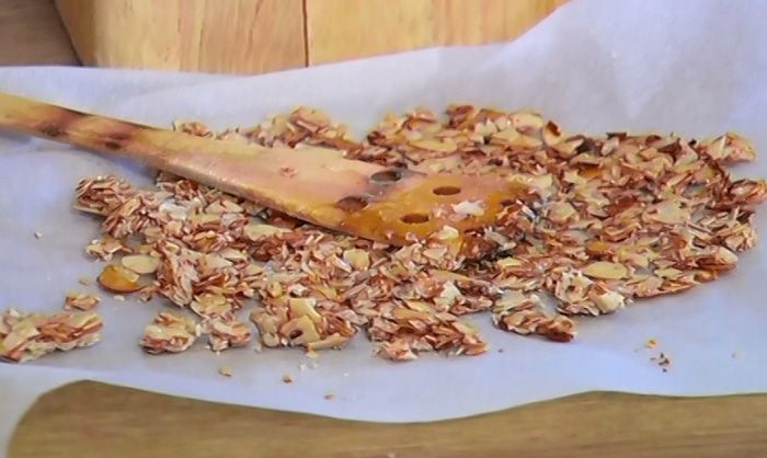 Ванильное мороженое с карамельным соусом и миндальной нугой