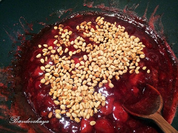 Клубничный джем с базиликом и кедровыми орешками