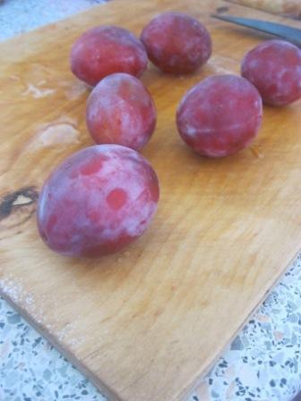 Пряный сливовый пирог с медом