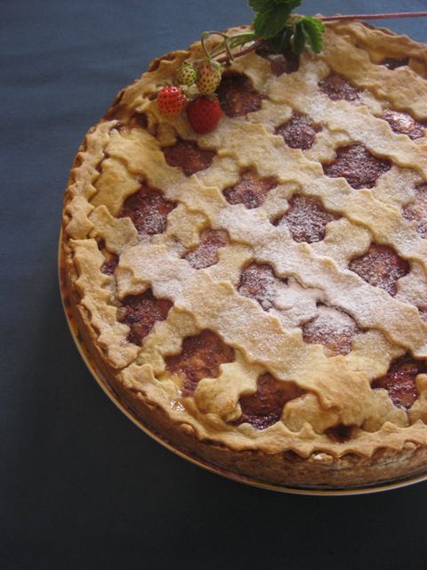 Песочный пирог с творогом и клубничным джемом