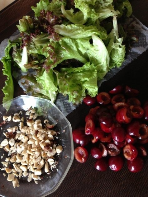 Салат с черешней, козьим сыром и беконом