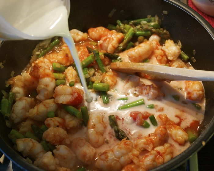 Ньокки с креветками и спаржей