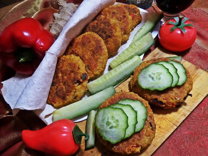 Фасолевые котлетки с колбасками