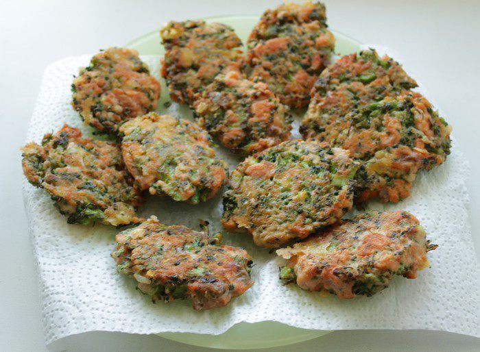 Оладьи из брокколи и лосося