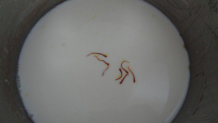 Кулич с вяленой вишней и кедровыми орешками