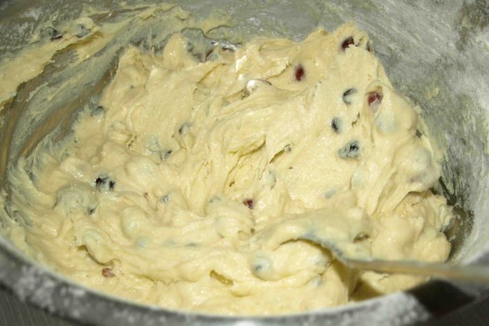 Кекс с вяленой вишней, арахисом и шоколадом