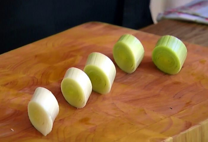 Семга с чечевицей, шпинатом и луком-пореем 