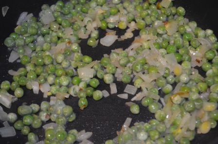 Фузилли с ветчиной и зеленым горошком 