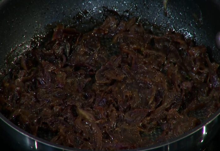 Открытый пирог с карамелизированным луком и анчоусами 