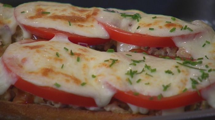 Средиземноморский горячий бутерброд с тунцом и артишоками 