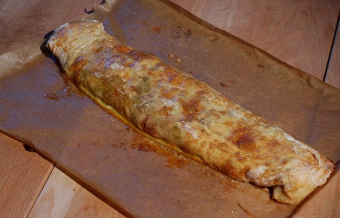 Штрудель с запеченным красным перцем и луком-пореем