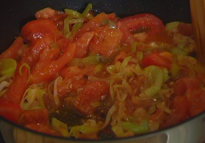 Супчик из чечевицы с пореем и помидорами