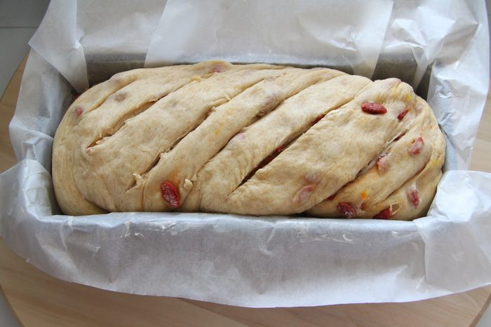 Плетеный хлеб с ягодами годжи