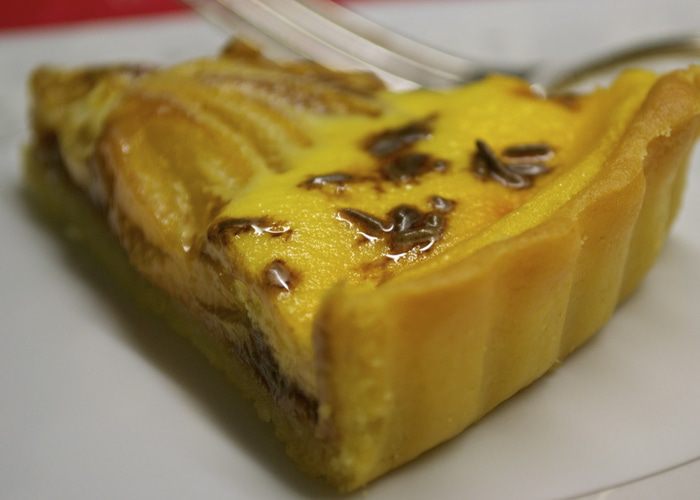 Шоколадно-сливочный тарт с фруктами