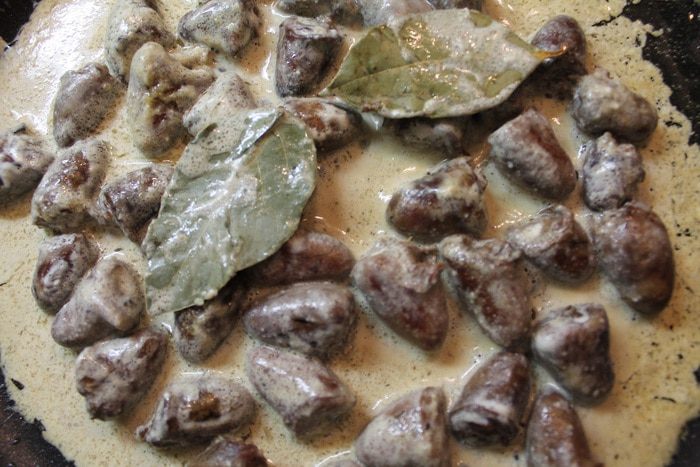 Куриные сердечки, тушеные в сметане