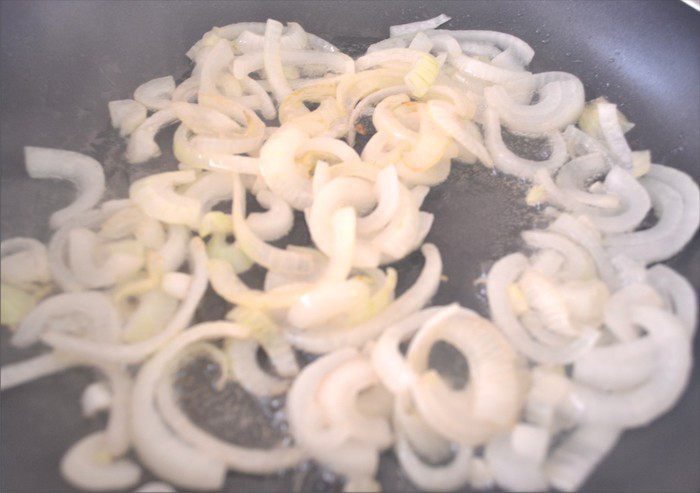 Домашний сырный пирог с луком
