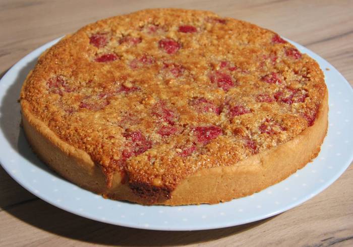 Тарт с малиной и кедровыми орешками 