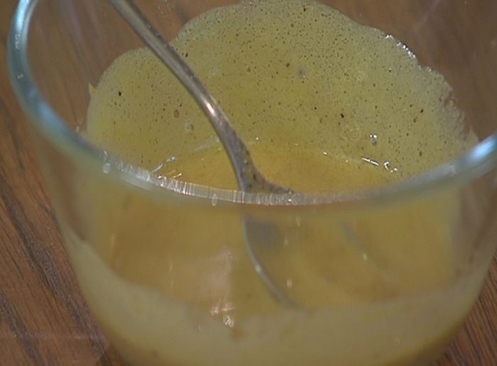 Хрустящий капустный салат с грушей и орехами 