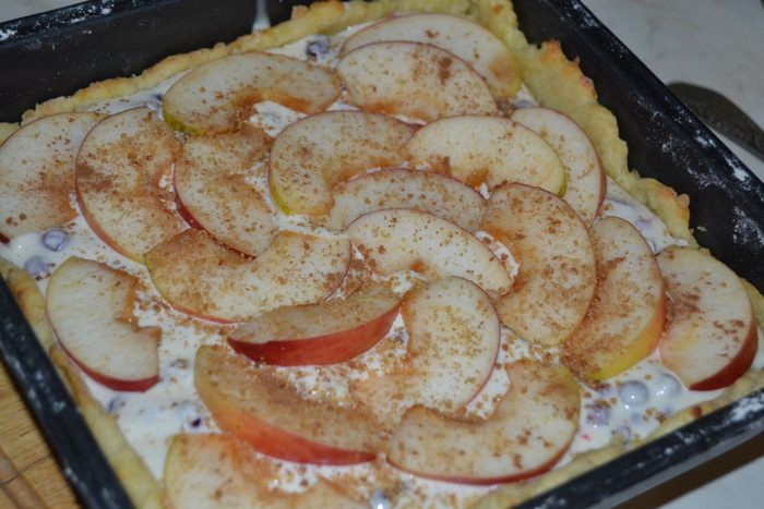 Брусничный пирог с яблоками