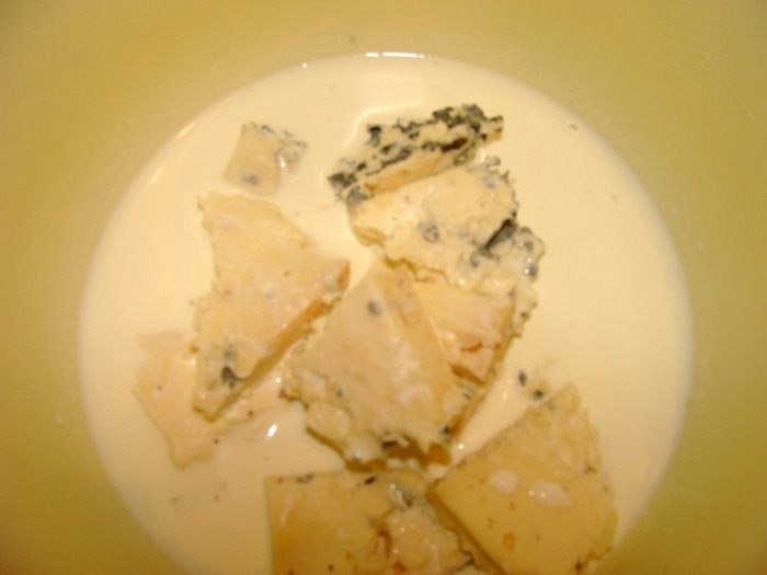 Котлеты из индейки с айвой под голубым соусом и шафраном